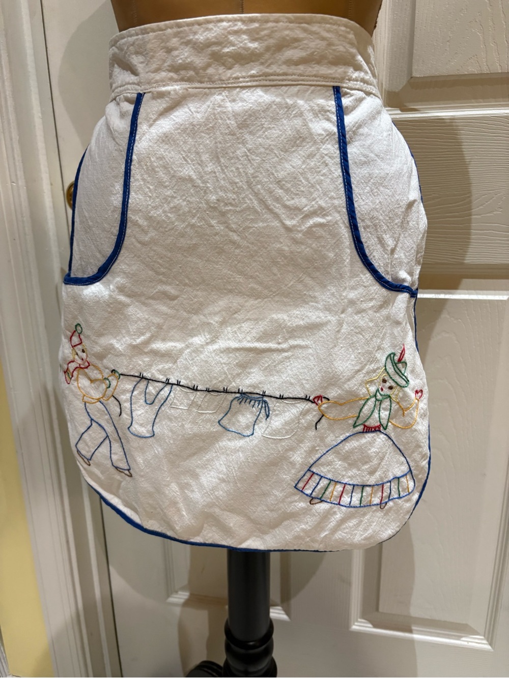 Embroidered Vintage-Style White Apron with Blue Trim
